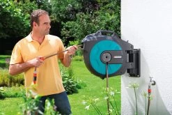 GARDENA Wandslangenbox 35 Roll-up Automatic -Reinigingsgereedschap 14158025408308024 20 in gebruik