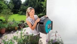 GARDENA Wandslangenbox 35 Roll-up Automatic Li -Reinigingsgereedschap 14158034611408025 20 in gebruik