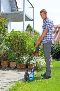 Gardena Accu-Trimmer ComfortCut Li-18/23R -Reinigingsgereedschap 14164041889279825 20 in gebruik 2