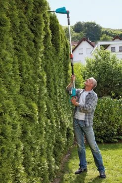 Gardena Accu Telescoop-heggenschaar THS Li-18/42 -Reinigingsgereedschap 14170002705078881 20 in gebruik zijaanzicht