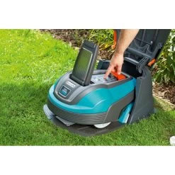 Gardena Garage Voor Robotmaaier -Reinigingsgereedschap 1481490780879Gardena robotmaaier garage in open stand met robotmaaier