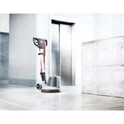 Nilfisk FM400D (Duospeed) Eenschijfmachine 11 Nilfisk FM400D (Duospeed) Eenschijfmachine -Reinigingsgereedschap 164020700269256380061 FM400 op de werkvloer